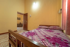 Cofres nos quartos, escrivaninha, camas extras/dobráveis (sobretaxa)