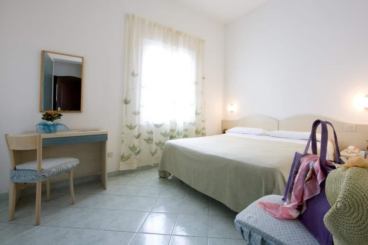 Una cassaforte in camera, una scrivania