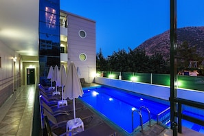 Alberca al aire libre por temporada y sombrillas en la alberca