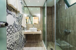 Bruser, hårtørrer, håndklæder, Toiletpapir