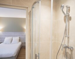 Ilmaiset hygieniatuotteet, hiustenkuivaaja, pyyhkeet