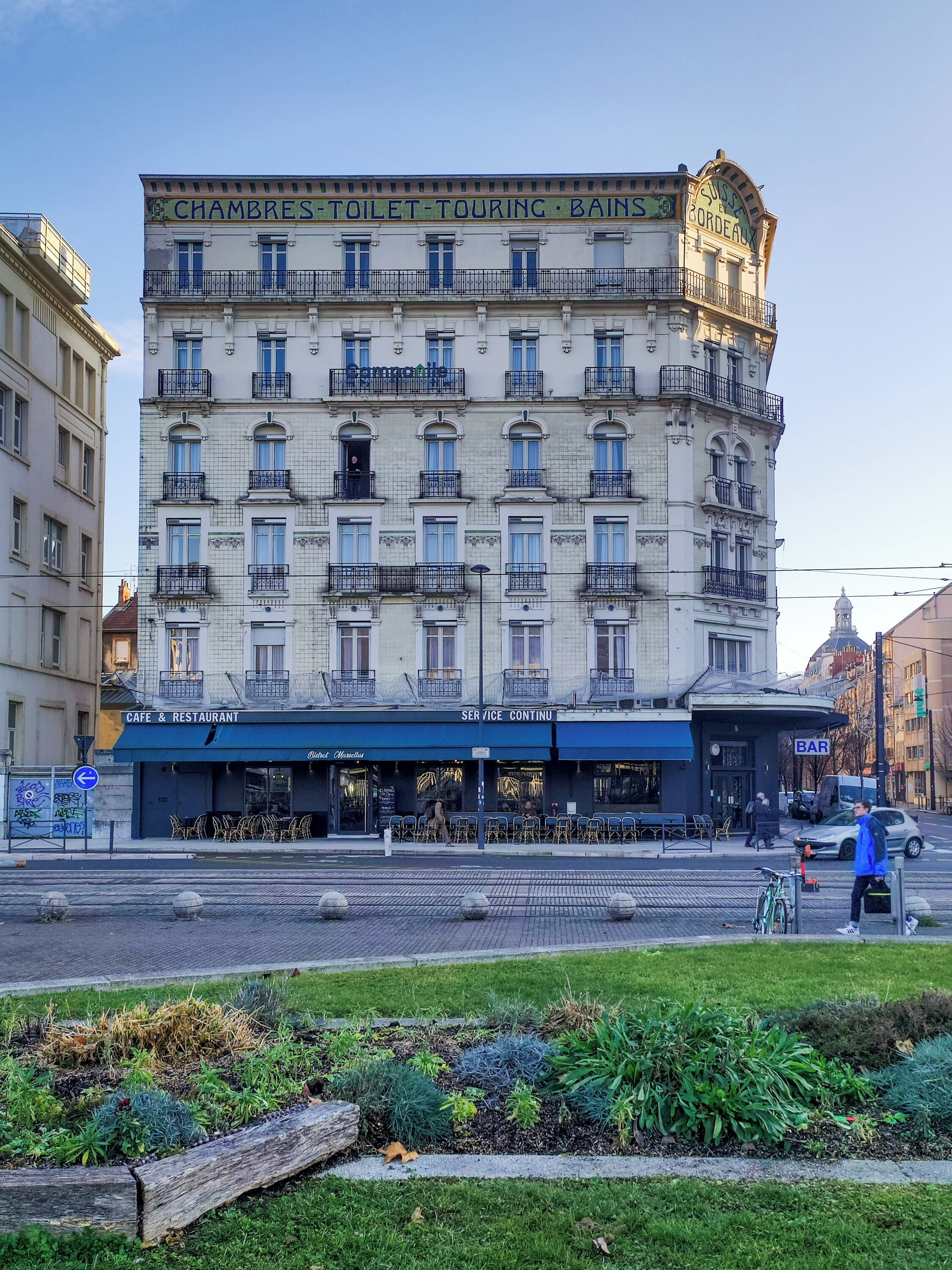 Vista frontal de la propiedad