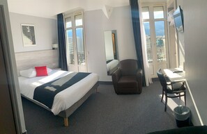 Panoramic Triple Room | Individually decorated, desk, soundproofing, free WiFi - Campanile Grenoble Centre Gare (Grenoble)