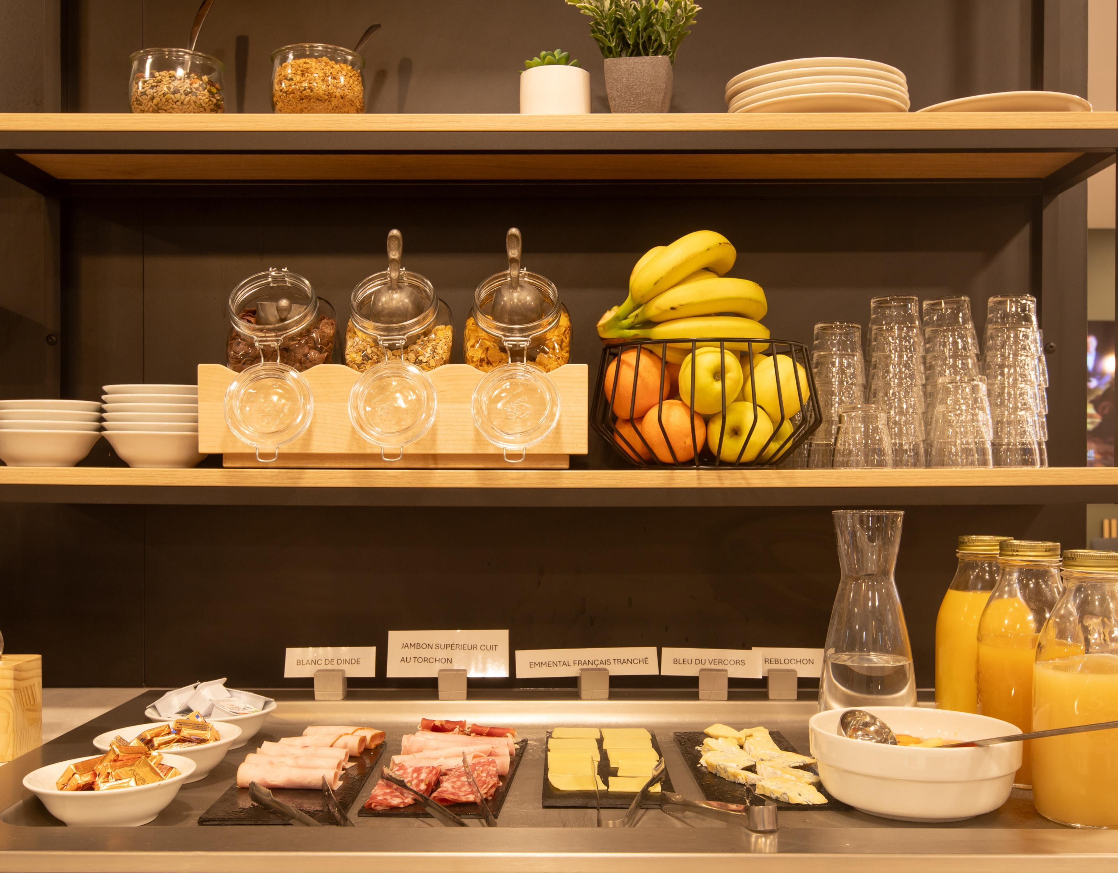 بوفيه فطور يوميًا بتكلفة قدرها (12.90 EUR للشخص)