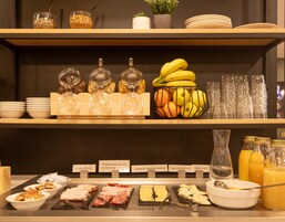 Päivittäinen buffetaamiainen (12.90 EUR per henkilö)