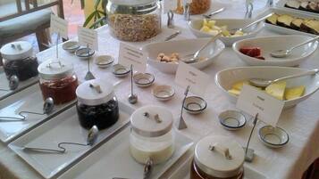 Breakfast (EUR 10.00 per person)