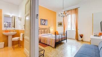 Comfort-Dreibettzimmer, Stadtblick | Zimmerausstattung