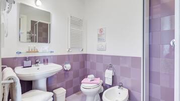 Doppia Deluxe, vista città | Bagno | Doccia, set di cortesia gratuito, asciugacapelli, bidet