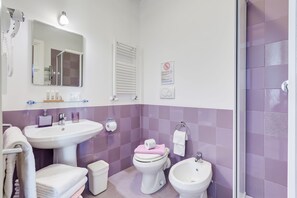 Phòng đôi Deluxe, quang cảnh thành phố | Phòng tắm | Buồng tắm vòi sen, đồ dùng nhà tắm miễn phí, máy sấy tóc 