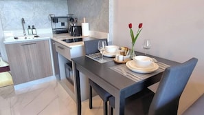 Refrigerador, cafetera/tetera