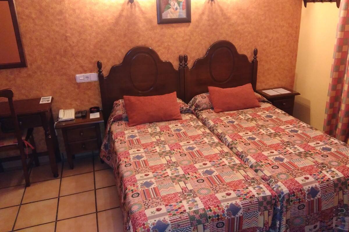 Chambre Simple, 2 lits une place, baignoire