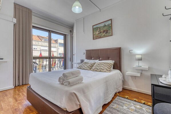 Blackout drapes, free WiFi, bed sheets