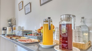 En frukostbuffé med ett varierat utbud av mat och dryck.