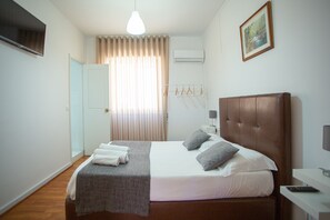 Cortinas opacas, wifi gratis, ropa de cama