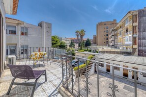 Blackout drapes, free WiFi, bed sheets