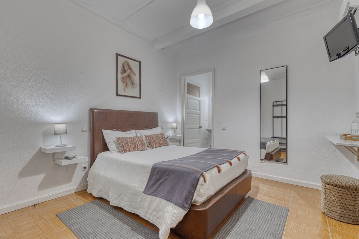 Blackout drapes, WiFi (free), bed sheets