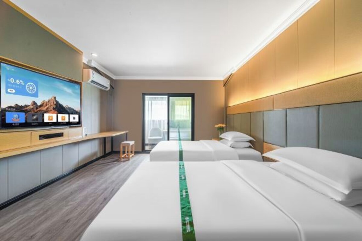 Down comforters, in-room safe, rollaway beds (free), WiFi (free)