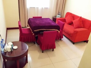 Deluxe Room | Down comforters, in-room safe, free rollaway beds, free WiFi