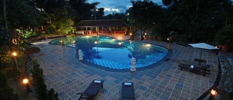 2 albercas al aire libre