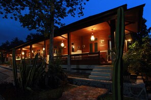 Deluxe Suite | Restaurant - Green Tropical Village Hotel & Resort (Tanjung Pandan)