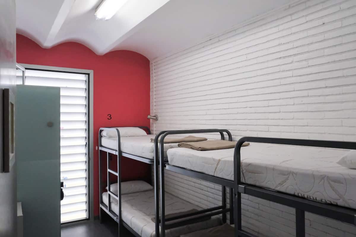 Caja de seguridad en la habitación y ropa de cama 