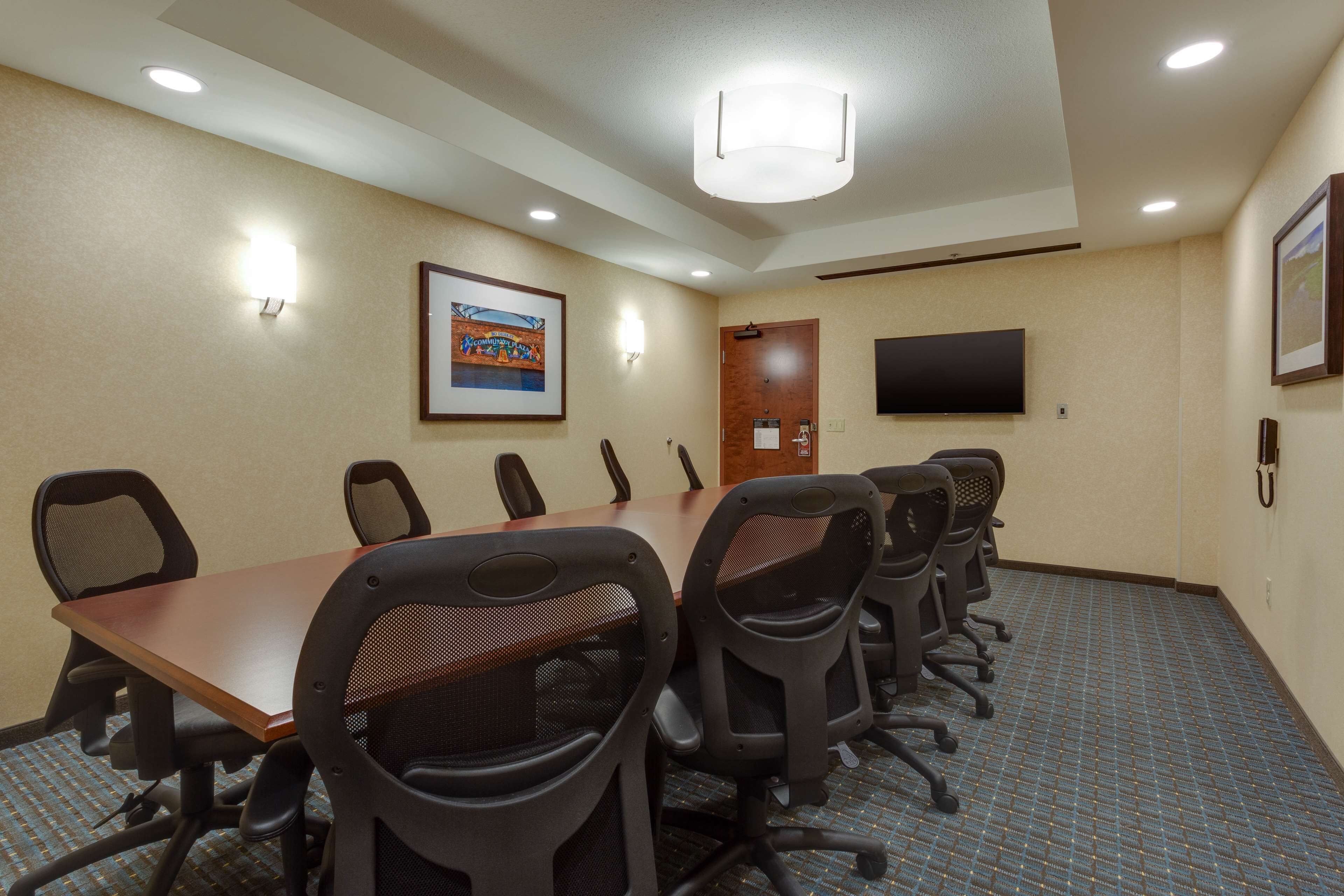 suite, 1 king bed, accessible, refrigerator & microwave (2 room, board room table,hearing,tub) | meeting facility