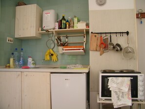 冷蔵庫、オーブン、コンロ、調理器具と食器