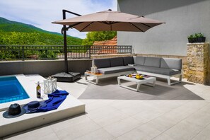 Outdoor spa tub