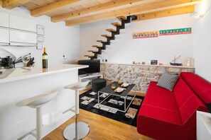 Smart TV, stereo, computer monitors - Cozy House Mia, with heated Pool, Jacuzzi In Pool And  BBQ... (Dugopolje)