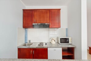 Réfrigérateur, four à micro-ondes, surface de cuisson, cafetière-théière