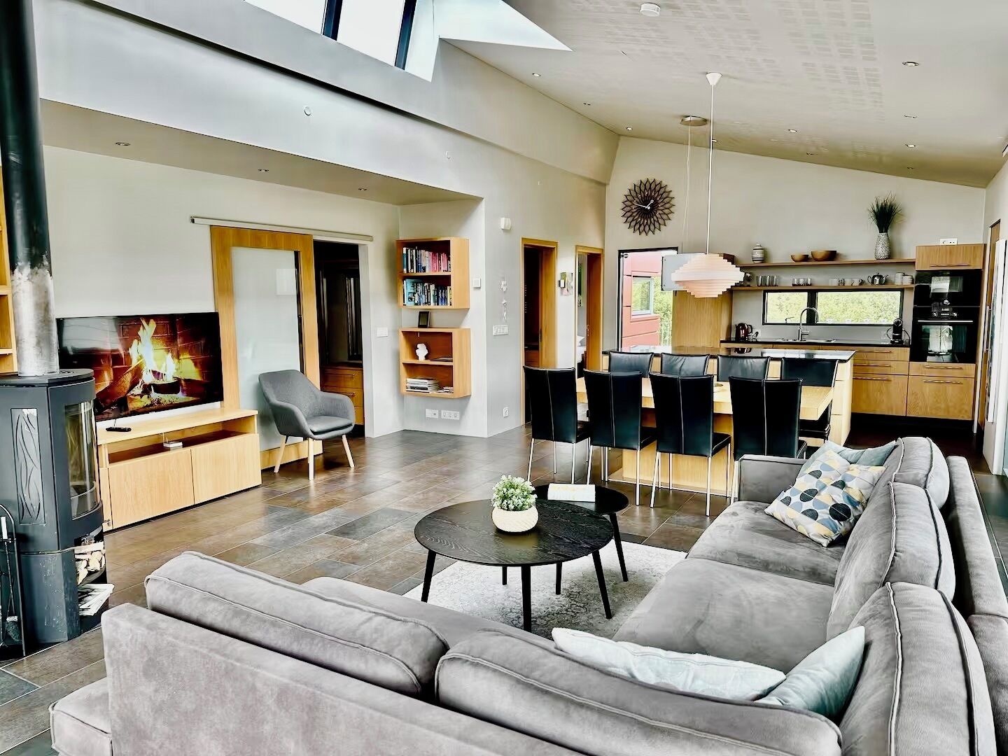 Smart TV, chimenea, libros y biblioteca musical 