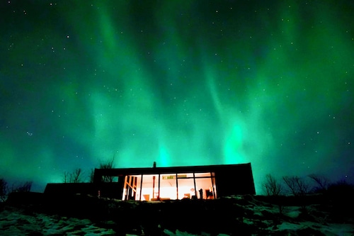 Luxury, Modern, Amazing River/Mountain view with Hot Tub. Winter/Summer Holiday