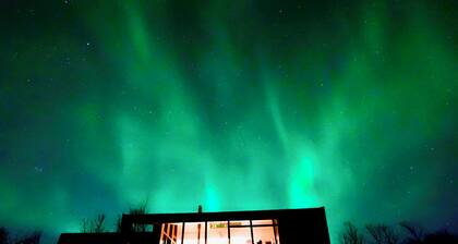 Luxury, Modern, Amazing River/Mountain view with Hot Tub. Winter/Summer Holiday