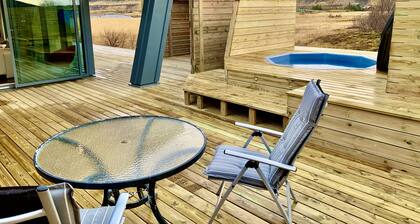 Luxury, Modern, Amazing River/Mountain view with Hot Tub. Winter/Summer Holiday