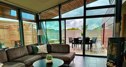Luxury, Modern, Amazing River/Mountain view with Hot Tub. Winter/Summer Holiday