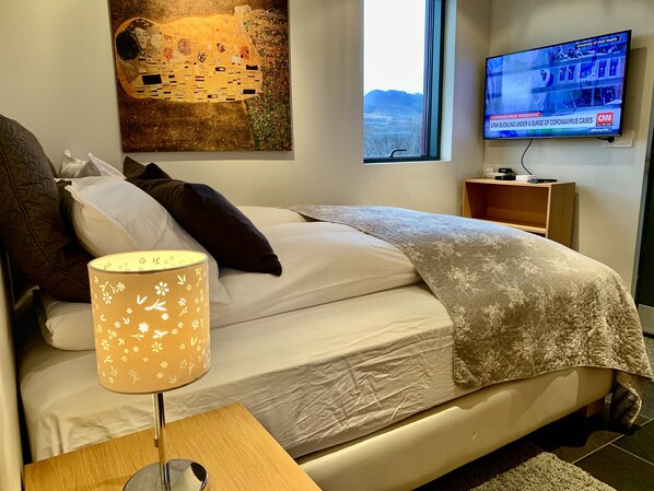 4 chambres, bureau, chambres insonorisées, fer et planche à repasser