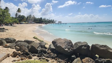 Playa en los alrededores, camastros y toallas de playa