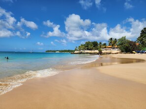 Playa en los alrededores, camastros y toallas de playa 