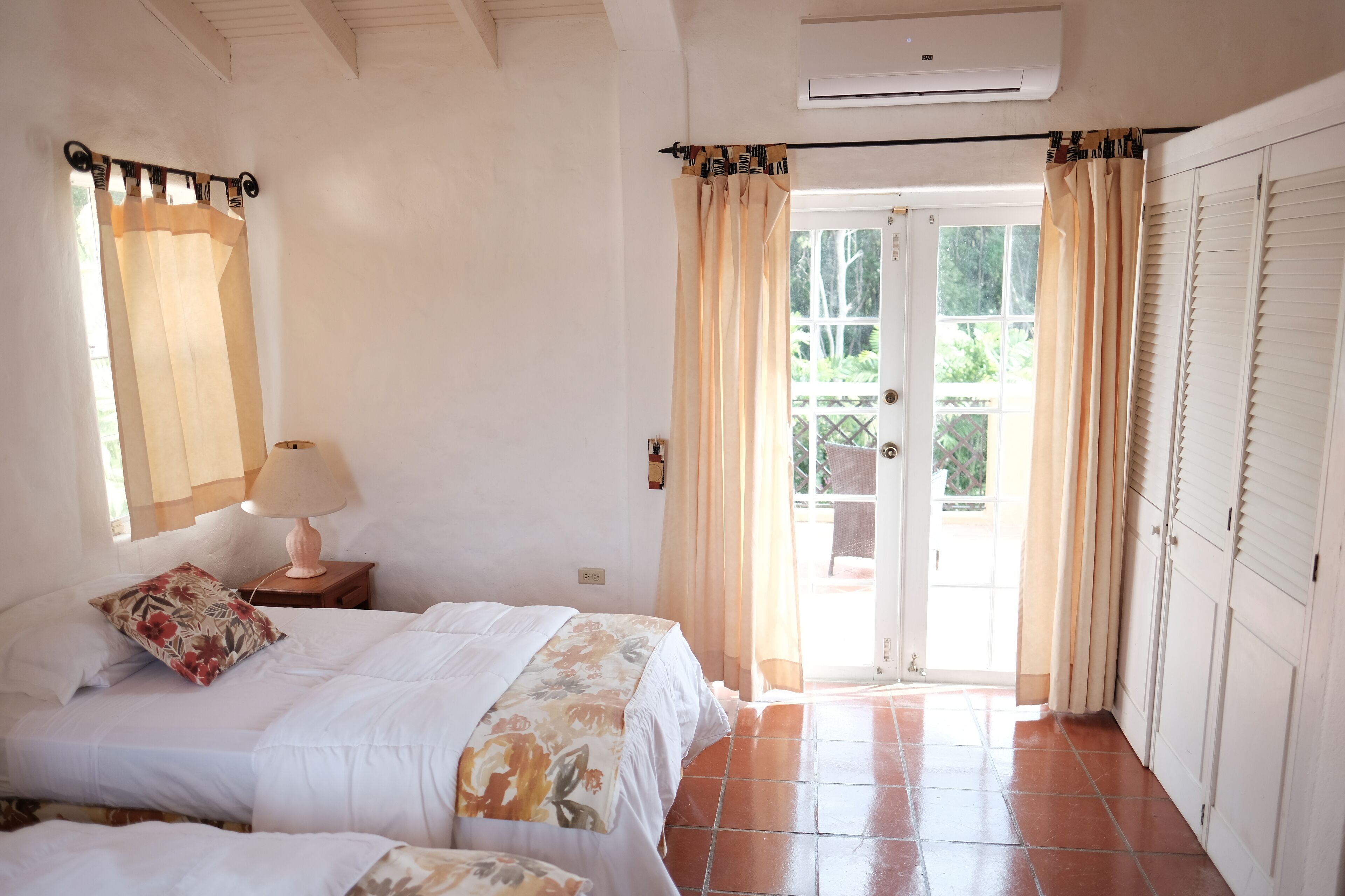 5 habitaciones, tabla de planchar con plancha y wifi gratis 