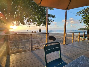 Playa en los alrededores, camastros y toallas de playa 