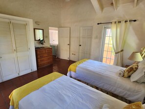 4 室のベッドルーム、アイロン / アイロン台、WiFi (無料)、ベッドシーツ