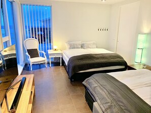 4 chambres, bureau, fer et planche à repasser, accès au Wi-Fi (inclus)