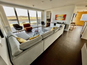 Smart TV, books, music library, stereo - *Luxury in Laugarás with a HotTub and Amazing River view on the Golden Circle* (Selfoss)