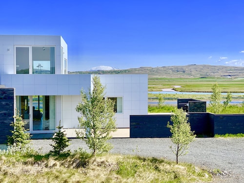 Brún Golden Circle Villa, Private Hot Tub & River Views, Walk to Laugarás Lagoon