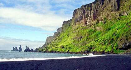 Brún Golden Circle Villa, Private Hot Tub & River Views, Walk to Laugarás Lagoon