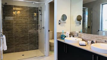 House, 4 Bedrooms, 2 Bathrooms | Bathroom | Separate tub and shower, jetted tub, free toiletries, hair dryer