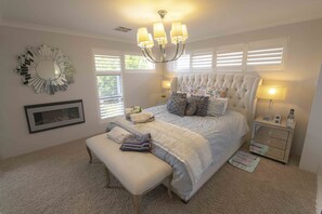 4 عدّة غرف نوم وملاءات من القطن المصري وأغطية فراش متميزة