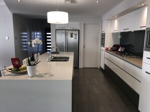 Casa, 4 quartos, 2 banheiros | Cozinha privada | Geladeira grande, micro-ondas, fogão, cooktop