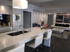 منزل - ٤ غرف نوم - بحمامين | مطبخ خاص | ثلاجة/مجمد بحجم كبير، ميكروويف، فرن، موقد طهي مسطح