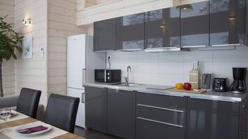 Fridge, microwave, stovetop, dishwasher